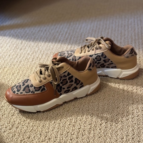 NEW Size 10 Leopard Faux Leather Sneakers - Picture 5 of 6